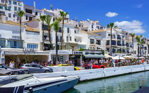 Puerto Banus First Line: Himmel, Gebäude, Möbel, Daytime, Eigentum, Stuhl, Licht, Tabelle, Natur, Schatten