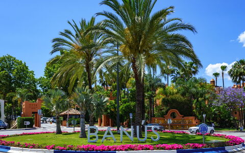 Puerto Banus First Line: Himmel, Gebäude, Möbel, Daytime, Eigentum, Stuhl, Licht, Tabelle, Natur, Schatten