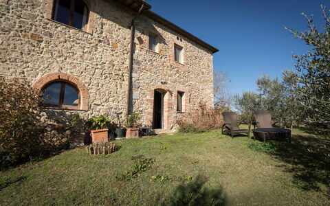 Lina - Podere Ribatti - Casole D'elsa, Toscana: Pflanze, Eigentum, Himmel, Fenster, Gras, Natürliche Landschaft, Gebäude, Hütte, Ländliches Gebiet, Landschaft