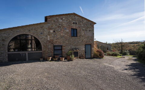 Alice - Podere Ribatti - Casole D'elsa, Toscana: Himmel, Eigentum, Pflanze, Fenster, Gebäude, Wolke, Grundstueck, Strassenbelag, Landschaft, Fassade