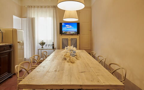 Casa Ada e Sabo: Tabelle, Cabinetry, Möbel, Stuhl, Gebäude, Holz, Interior Design, Beleuchtung, Flooring, Holzbeize