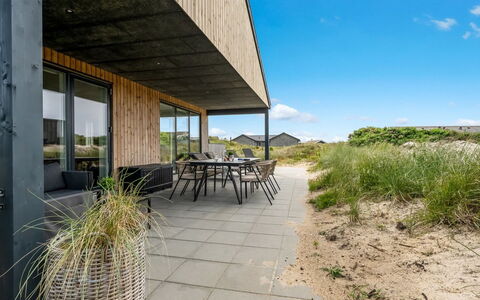Waldar - from the Sea: Dach, Haus, Zuhause, Hütte, Tür, Abstellgleis, Deck, Veranda, Planke, Hartholz