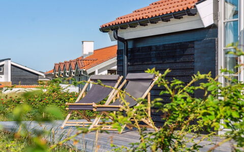 Blaguna - 600M from the Sea: Decke, Flooring, Interior Design, Fussboden, Verbundwerkstoff, Möbel, Resort, Hotel, Design, Daylighting