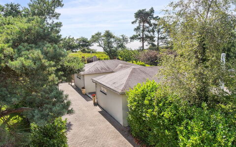 Rother - 50M from the Sea: Dach, Zuhause, Tür, Hütte, Schatten, Abstellgleis, Garten, Estate, Hinterhof