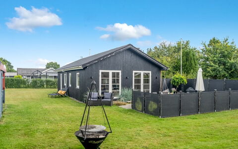 Neea - 280M from the Sea: Holz, Zuhause, Veranda, Deck, Hartholz, Dach, Holzbeize, Holzboden, Eco Hotel
