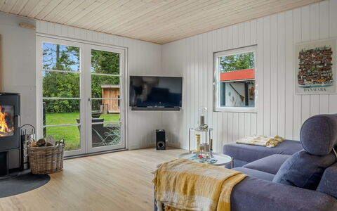 Neea - 280M from the Sea: Holz, Zuhause, Veranda, Deck, Hartholz, Dach, Holzbeize, Holzboden, Eco Hotel
