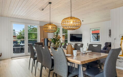Neea - 280M from the Sea: Holz, Zuhause, Veranda, Deck, Hartholz, Dach, Holzbeize, Holzboden, Eco Hotel