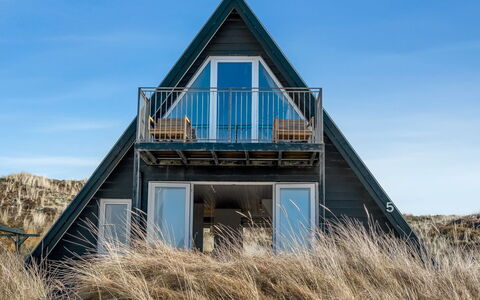 Pauli - 350M from the Sea: Dach, Haus, Zuhause, Hütte, Tür, Abstellgleis, Deck, Veranda, Planke, Hartholz