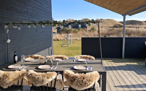 Alea - 800M from the Sea: Möbel, Interior Design, Flooring, Holz, Fussboden, Decke, Holzboden, Stuhl, Tabelle, Beleuchtung