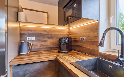 Muhu: Holz, Countertop, Flooring, Küche, Interior Design, Cabinetry, Armatur, Zapfhahn, Fussboden, Küchengerät