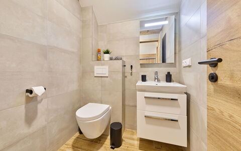 Muhu: Flooring, Fussboden, Armatur, Interior Design, Toilette, Badezimmer, Installation, Badezimmerschrank, Zapfhahn, Sinken