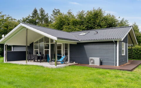 Gisl - 1.3Km from the Sea: Möbel, Interior Design, Flooring, Holz, Fussboden, Decke, Holzboden, Stuhl, Tabelle, Beleuchtung