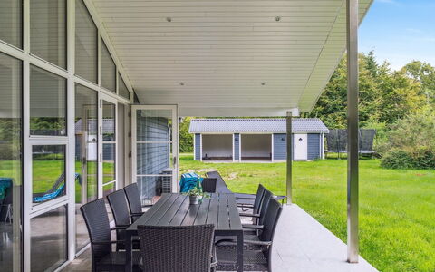 Gisl - 1.3Km from the Sea: Möbel, Interior Design, Flooring, Holz, Fussboden, Decke, Holzboden, Stuhl, Tabelle, Beleuchtung