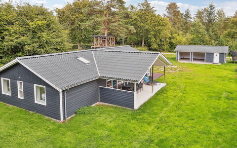 Gisl - 1.3Km from the Sea: Möbel, Interior Design, Flooring, Holz, Fussboden, Decke, Holzboden, Stuhl, Tabelle, Beleuchtung