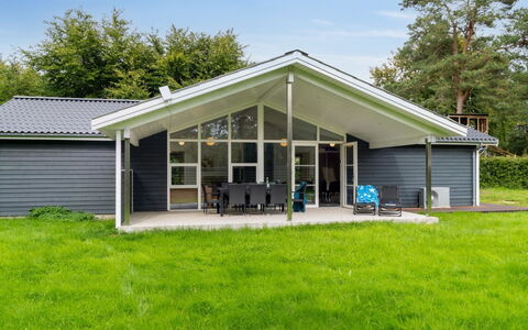 Gisl - 1.3Km from the Sea: Möbel, Interior Design, Flooring, Holz, Fussboden, Decke, Holzboden, Stuhl, Tabelle, Beleuchtung