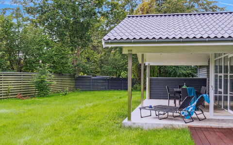 Gisl - 1.3Km from the Sea: Möbel, Interior Design, Flooring, Holz, Fussboden, Decke, Holzboden, Stuhl, Tabelle, Beleuchtung