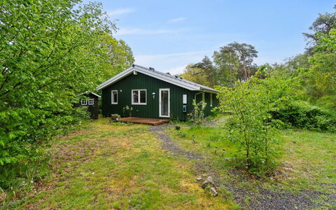 Arkil - 150M from the Sea: Dach, Haus, Grundstueck, Zuhause, Hütte, Estate, Gartenbauten, Schatten, Blockhaus, Landscaping