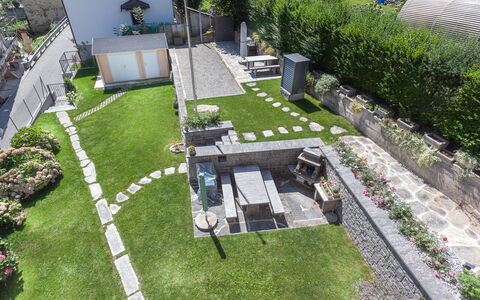 Loft Lepontica: Wasser, Himmel, Schwimmbad, Pflanze, Azurblau, Blau, Baum, Gartenmöbel, Gebäude, Schatten