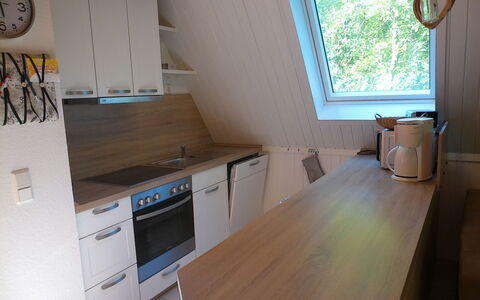 Hannah: Cabinetry, Eigentum, Möbel, Countertop, Fenster, Holz, Küche, Interior Design, Küchengerät, Herd