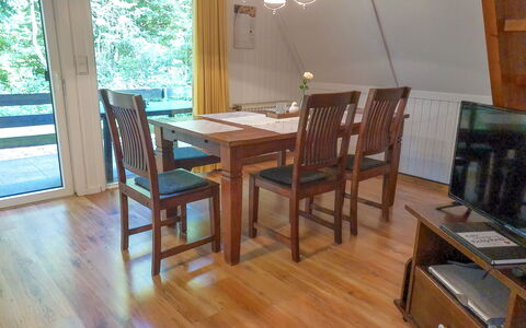 Marie: Tabelle, Eigentum, Möbel, Stuhl, Holz, Interior Design, Flooring, Fenster, Cabinetry, Fussboden