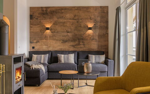 Viehhofen 100: Eigentum, Möbel, Couch, Tabelle, Bilderrahmen, Holz, Interior Design, Beleuchtung, Wohnzimmer, Komfort