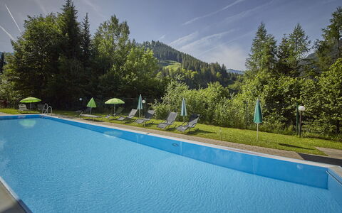 Viehhofen 100: Wasser, Pflanze, Himmel, Schwimmbad, Azurblau, Baum, Schatten, Wolke, Gebäude, Rechteck
