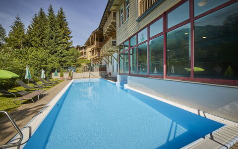 Viehhofen 100: Wasser, Pflanze, Eigentum, Schwimmbad, Himmel, Gebäude, Azurblau, Schatten, Fenster, Freizeit