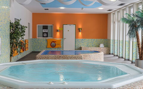 Viehhofen 100: Wasser, Eigentum, Schwimmbad, Azurblau, Beleuchtung, Schatten, Interior Design, Die Architektur, Rechteck, Aqua