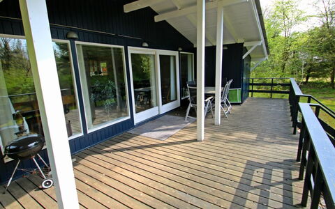 Aki - 30Km from the Sea: Holz, Veranda, Holzboden, Hartholz, Schatten, Deck, Planke, Holzbeize, Stuhl, Gartenmöbel