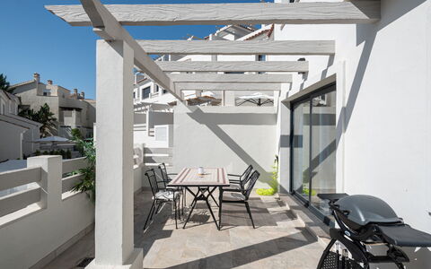 Campanario Townhouse: Eigentum, Gebäude, Möbel, Himmel, Tabelle, Stuhl, Schatten, Holz, Veranda, Flooring