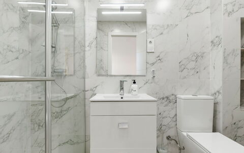 Ines: Eigentum, Spiegel, Cabinetry, Armatur, Produkt, Zapfhahn, Sinken, Interior Design, Gebäude, Badezimmer