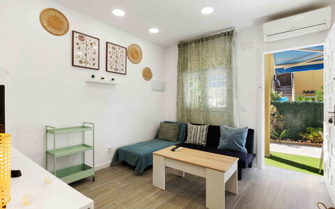 Elena: Tabelle, Möbel, Eigentum, Pflanze, Couch, Komfort, Interior Design, Wohnzimmer, Holz, Gelb