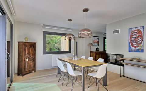 Villa la Rose des Sables: Tabelle, Möbel, Eigentum, Stuhl, Holz, Interior Design, Fussboden, Flooring, Tür
