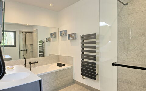 Villa la Rose des Sables: Eigentum, Armatur, Spiegel, Zapfhahn, Gebäude, Sinken, Interior Design, Badezimmer, Holz