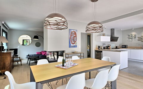Villa la Rose des Sables: Tabelle, Möbel, Stuhl, Beleuchtung, Holz, Interior Design, Küche, Küche & Esszimmer Tisch, Flooring, Wohnzimmer
