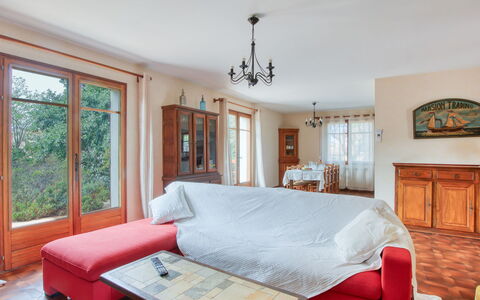 L'Arbousier: Möbel, Eigentum, Tabelle, Komfort, Cabinetry, Holz, Interior Design, Bilderrahmen, Beleuchtung, Schublade