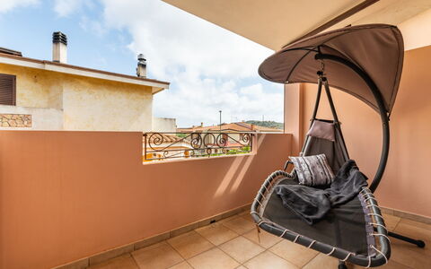 L'Oasi della Gatta Panciona: Himmel, Wolke, Holz, Schatten, Fussboden, Automobil-Design, Tönungen Und Schatten, Flooring, Verbundwerkstoff, Automobil-Außen