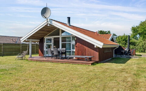 Thrym - 200M from the Sea: Dach, Haus, Zuhause, Hütte, Abstellgleis, Estate, Auffahrt, Gartenbauten, Garten, Schuppen