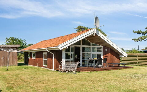 Thrym - 200M from the Sea: Dach, Haus, Zuhause, Hütte, Abstellgleis, Estate, Auffahrt, Gartenbauten, Garten, Schuppen