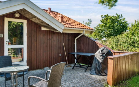 Thrym - 200M from the Sea: Dach, Haus, Zuhause, Hütte, Abstellgleis, Estate, Auffahrt, Gartenbauten, Garten, Schuppen