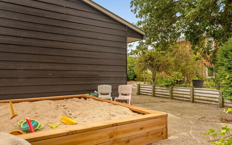 Elaine - 350M from the Sea: Möbel, Interior Design, Flooring, Holz, Fussboden, Decke, Holzboden, Stuhl, Tabelle, Beleuchtung