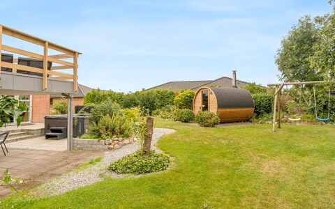 Elaine - 350M from the Sea: Möbel, Interior Design, Flooring, Holz, Fussboden, Decke, Holzboden, Stuhl, Tabelle, Beleuchtung
