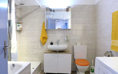 Tilia: Sinken, Zapfhahn, Eigentum, Spiegel, Bad Sink, Armatur, Lila, Badezimmer, Interior Design