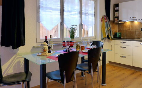 Tilia: Möbel, Tabelle, Eigentum, Cabinetry, Fenster, Stuhl, Gebäude, Vorhang, Interior Design, Countertop