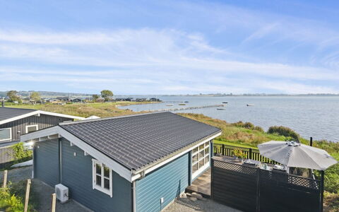 Gyrth - 20M to the Fjord: Blau, Strauch, Hütte, Ground, Garten, Estate, Schatten, Landscaping, Bauernhaus, Eco Hotel