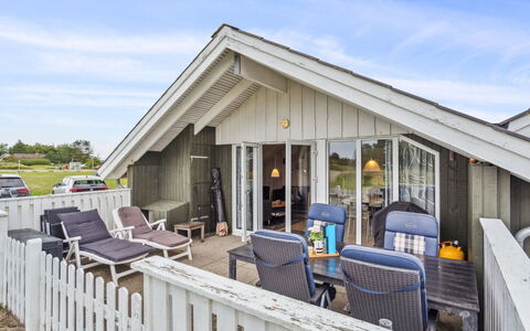 Rohan - 2.2Km from the Sea: Dach, Haus, Zuhause, Hütte, Tür, Abstellgleis, Deck, Veranda, Planke, Hartholz