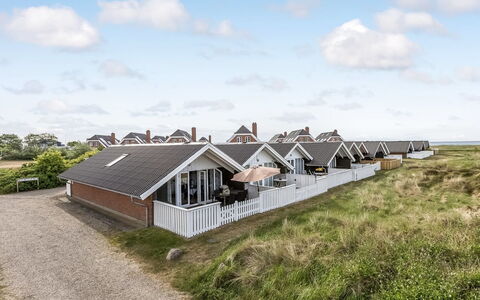 Rohan - 2.2Km from the Sea: Dach, Haus, Zuhause, Hütte, Tür, Abstellgleis, Deck, Veranda, Planke, Hartholz
