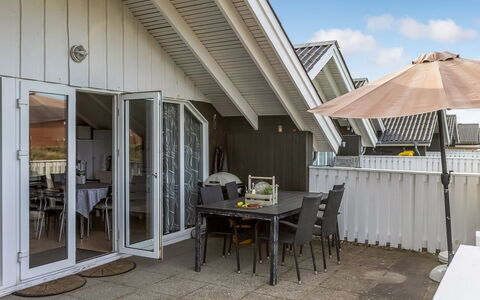 Rohan - 2.2Km from the Sea: Dach, Haus, Zuhause, Hütte, Tür, Abstellgleis, Deck, Veranda, Planke, Hartholz