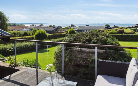 Kerstin - 400M from the Sea: Dach, Zuhause, Tür, Hütte, Schatten, Abstellgleis, Garten, Estate, Hinterhof