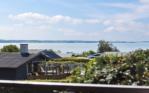 Kerstin - 400M from the Sea: Dach, Zuhause, Tür, Hütte, Schatten, Abstellgleis, Garten, Estate, Hinterhof